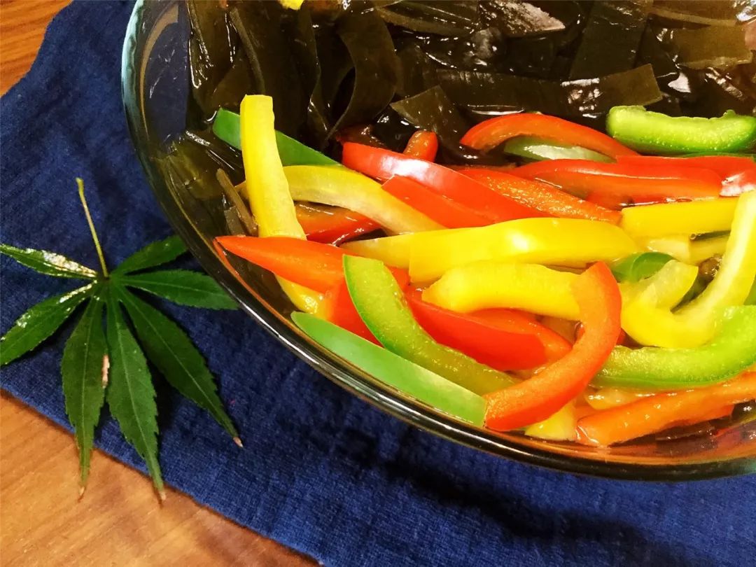 甜椒的维生素c含量极为丰富,可生食.焯烫时,时间不宜长.