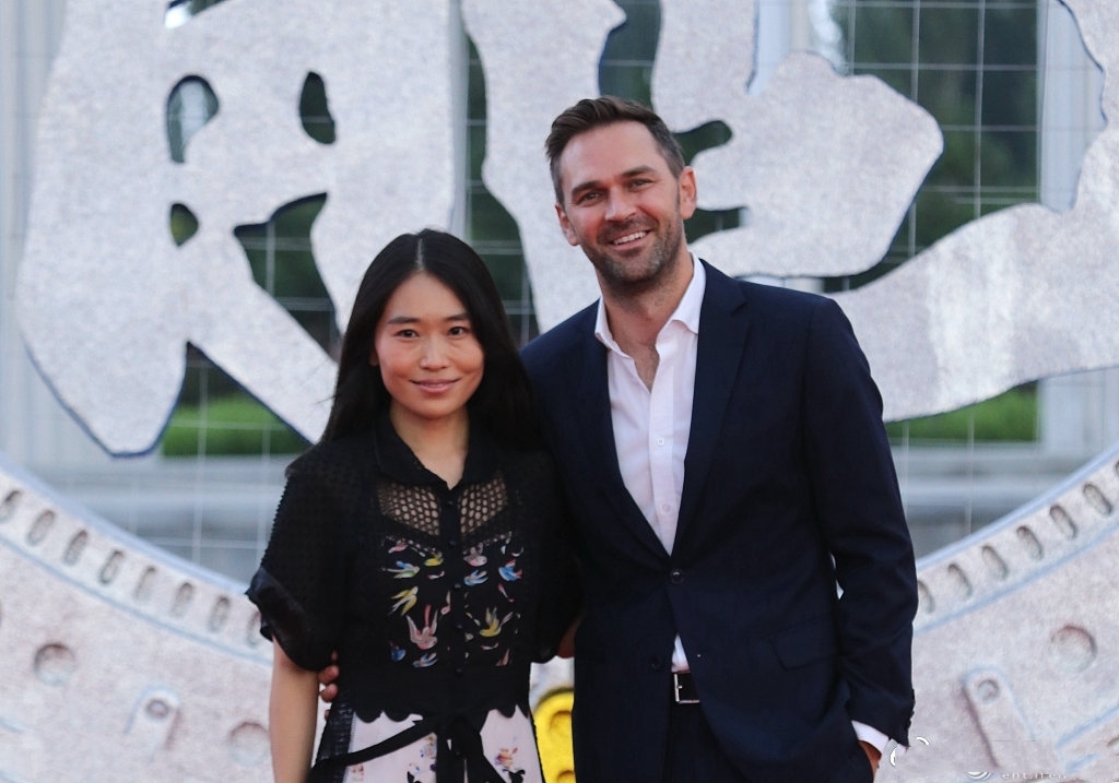 张艺谋女儿张末夫妻走红毯,穿印花裙气质出众,二婚外籍老公帅气