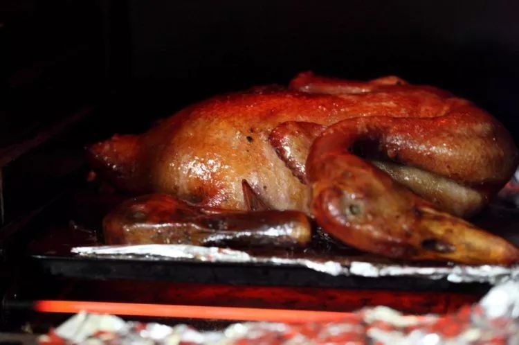 2红扒水鸭红扒野鸭,是徽菜里的一道名菜,充分体现徽菜重色重火攻的