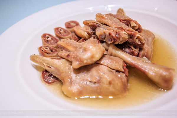 还有一道值得一提的凉菜就是盐水鹅,市区百多万人口的扬州城,卖盐水鹅