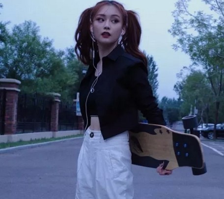 原创《唐人街探案2》里的kiko,脚踩"海浪匡威"出街,帅炸