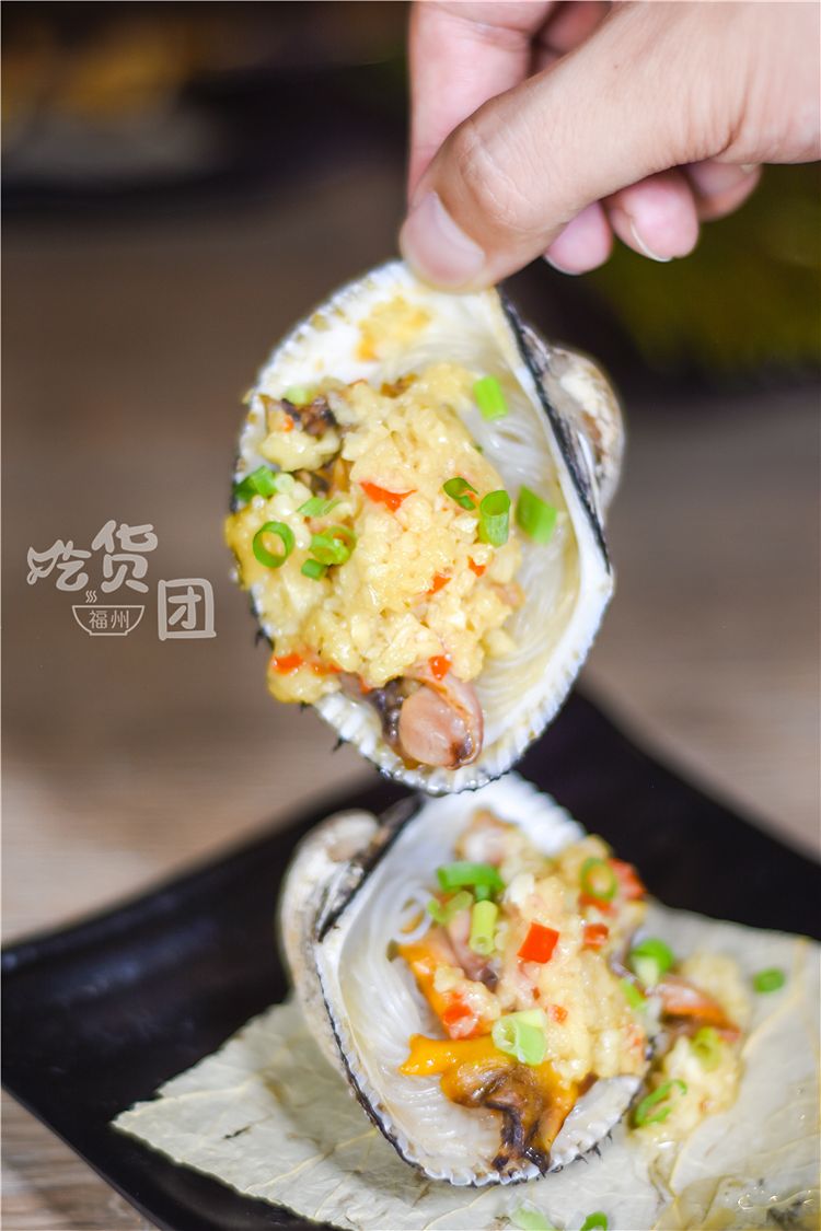 炭烤赤贝一定要夹一大块放嘴里,鱼皮连着鱼肉一块吃才过瘾,鱼皮带酥