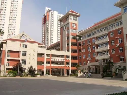 民国以后,学校数易其名,先后为省立二中,省立六中,省一临中,国立八中