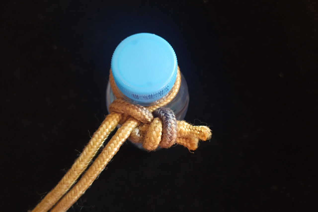 一个简单实用的单瓶绳结提瓶打法