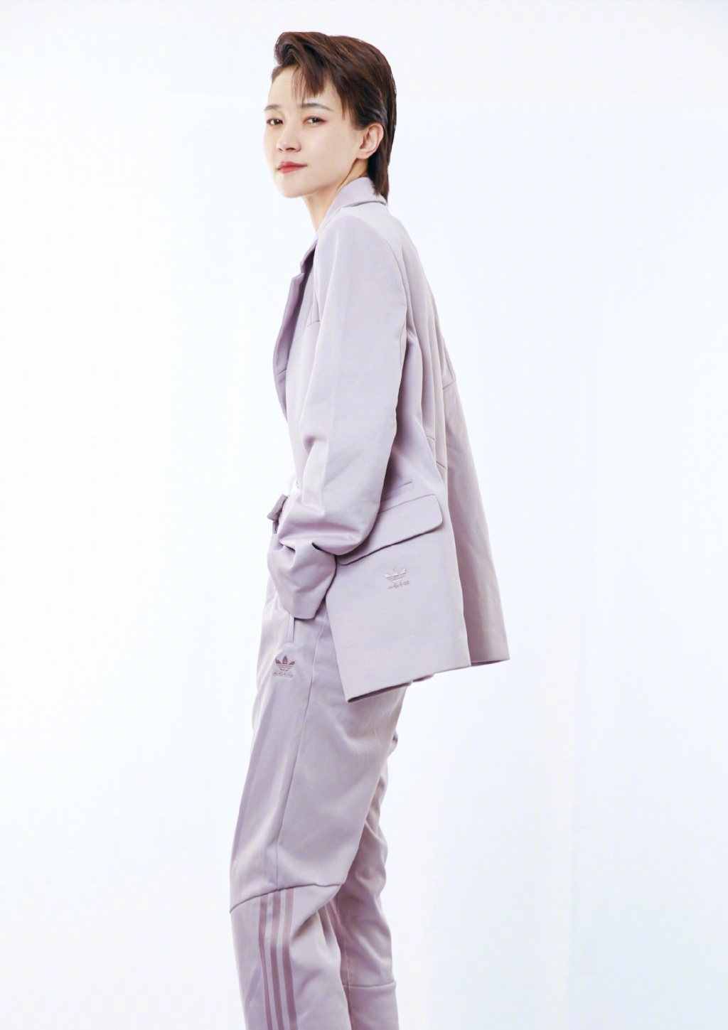 原创焦俊艳真是又飒又甜!穿淡紫色西装内搭白t恤帅气干练,梦幻甜美