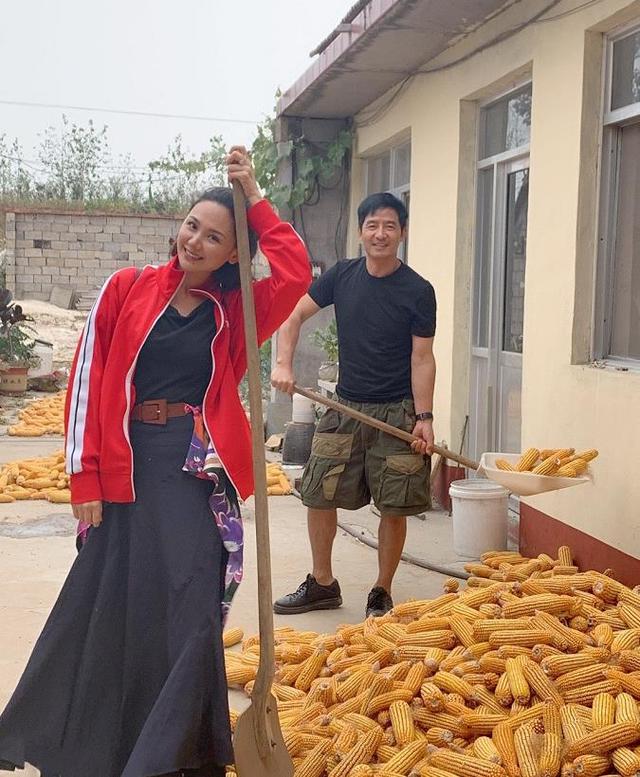 郭晓东一家回农村老家,夫妻甜蜜儿子成电灯泡,莉莎干活变女汉子