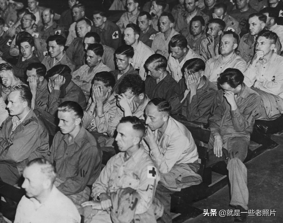 1/ 12 被英军俘虏的一群德军士兵被搜身,注意那个戴钢盔的德军士兵的