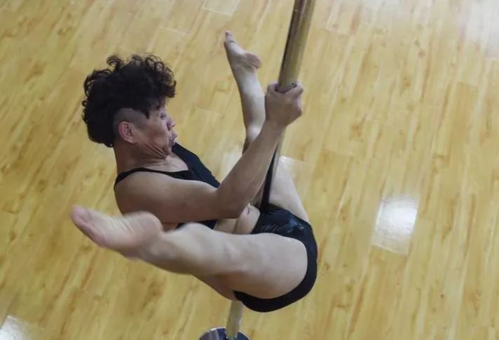 69岁跳钢管舞这位会跳舞的爷爷走红了