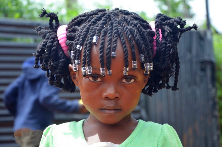 实拍非洲理发店,揭开非洲女人小发辫的秘密_小辫子