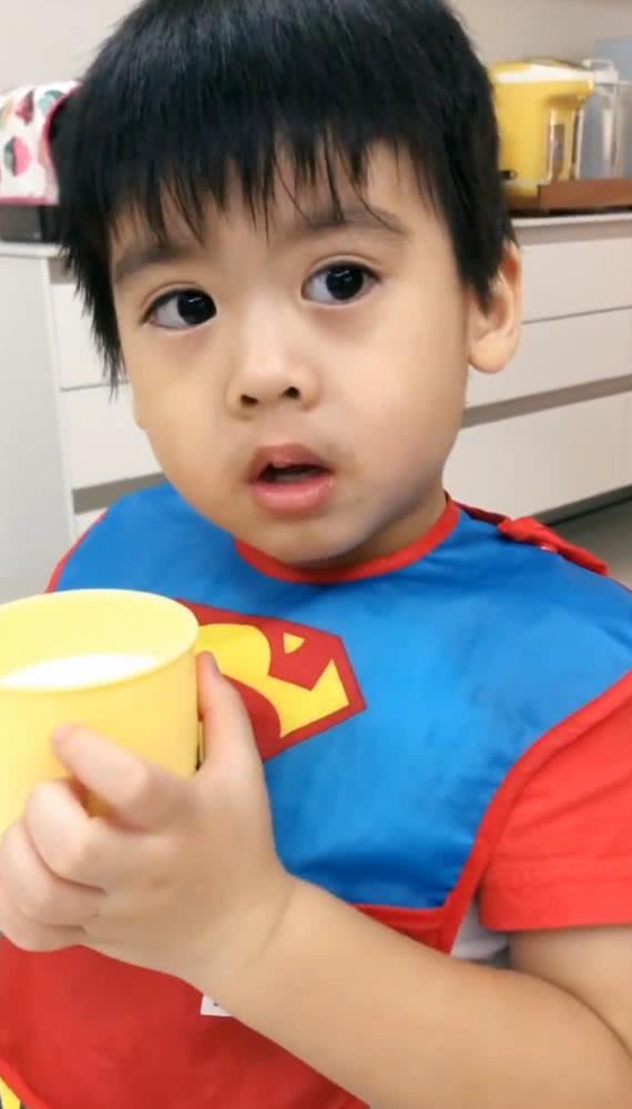 原创林志颖和4岁双胞胎儿子留同款发型,凯凯浓眉大眼双眼皮像爸爸!