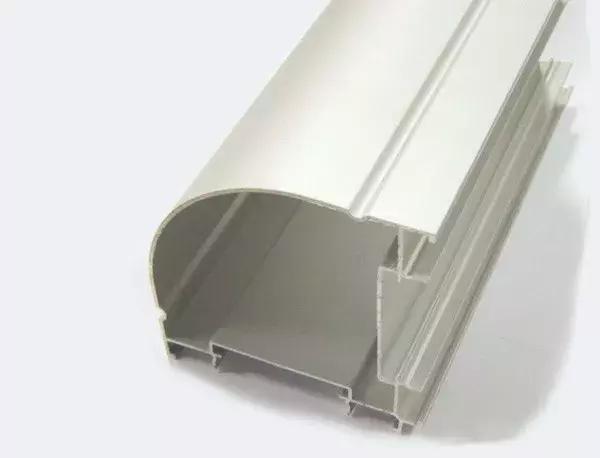 那么你就需要封闭三个面,这个时候就需要打立柱,这个立柱又叫转角立柱