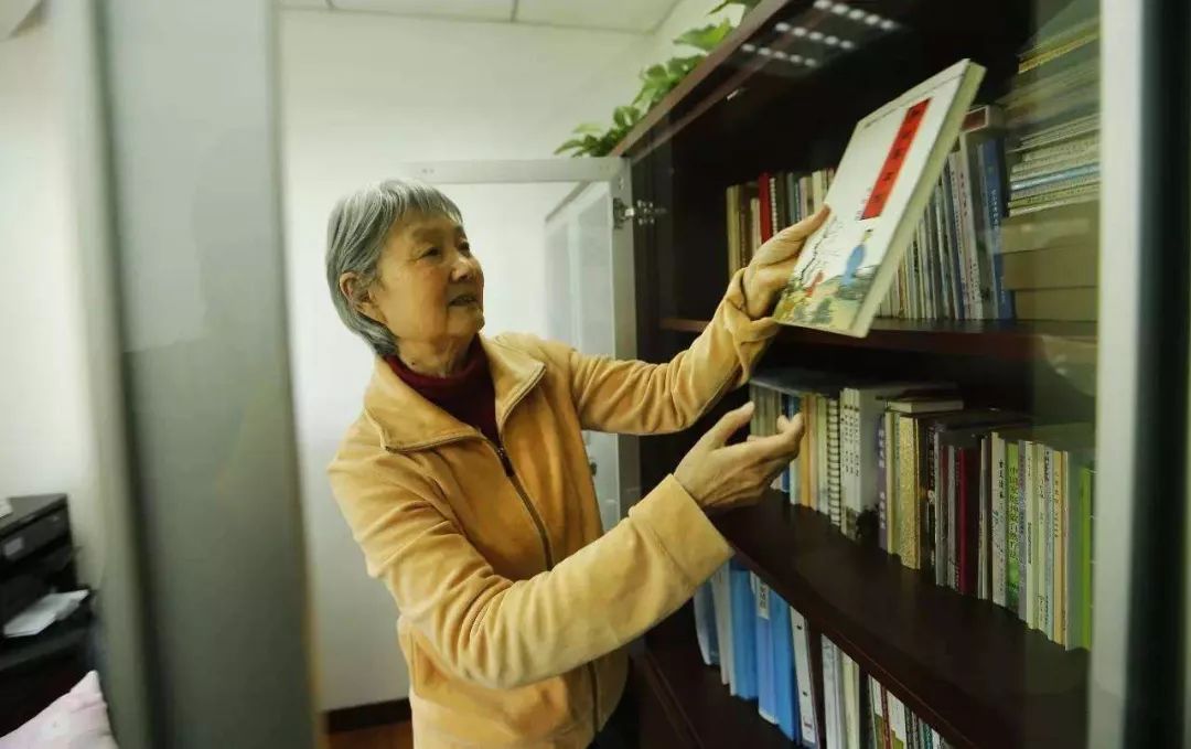 叶向真,笔名凌子,是叶剑英元帅的次女,全国政协委员,国际儒学联合会