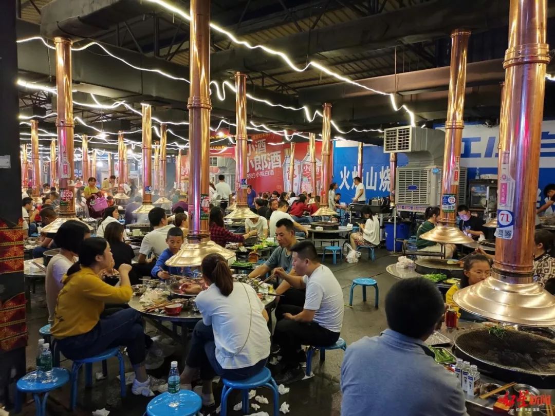 国庆假期,西昌烧烤店生意火爆场面壮观