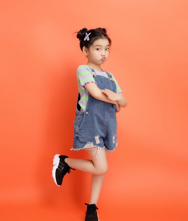 萌娃阿拉蕾晒7岁生日美照,笑容灿烂萌化人心,标准的美人胚子脸