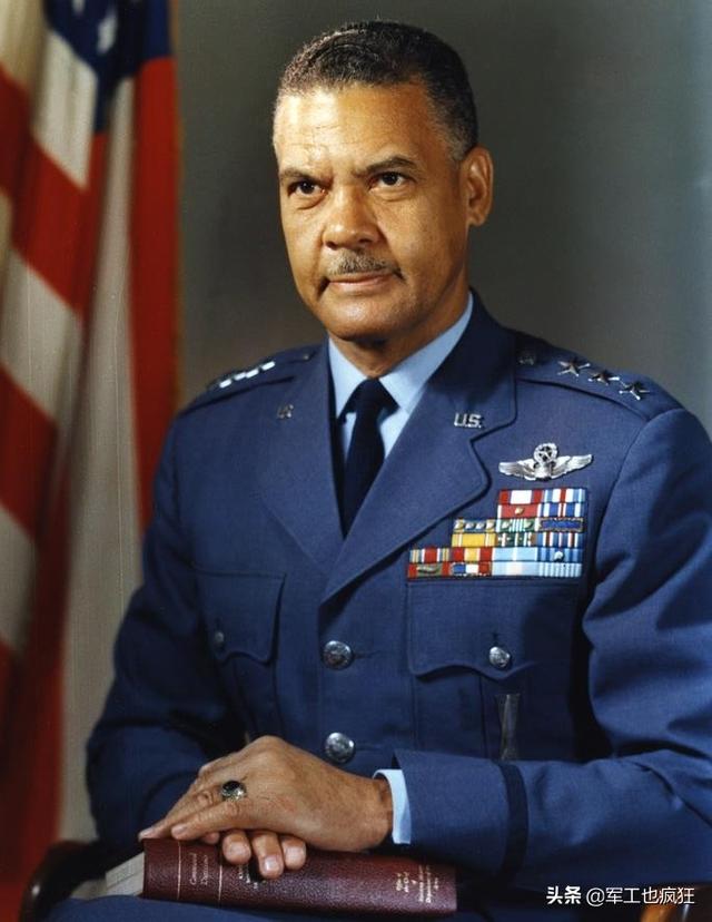 美国空军将新一代教练机命名为t7a红鹰这种正确可以有