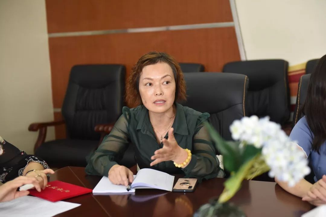 丹心育桃李碧血写春秋奉贤区实验小学举行副校长胡雪琴退休座谈会