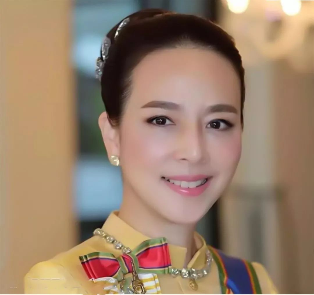 玛哈国王的女人真不易既要耐得寂寞又要忍得他的招蜂引蝶