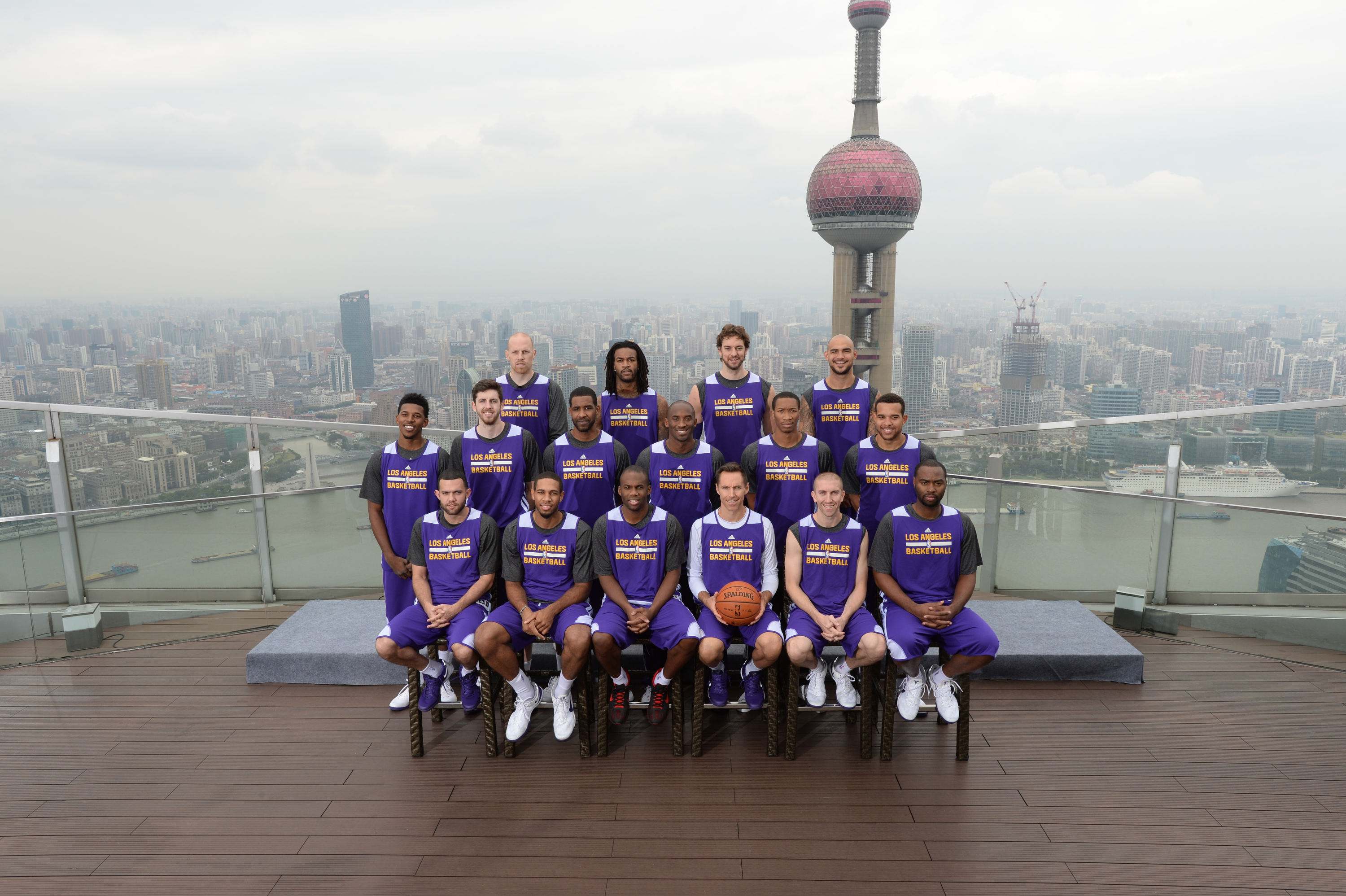 搞笑一幕,nba球队在农田边大合照,球迷:跟印度说再见吧!