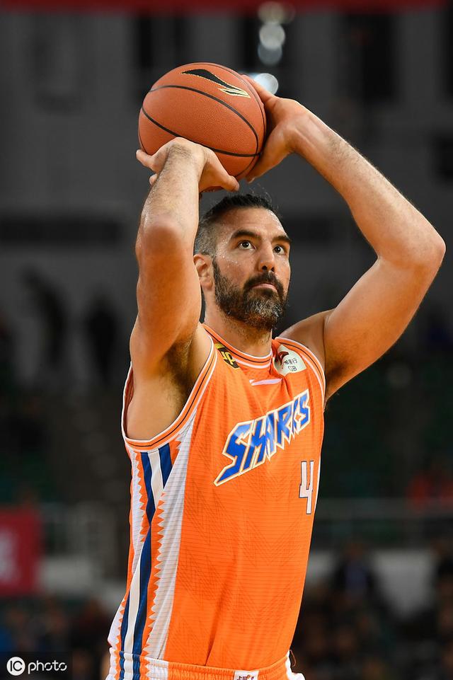 上赛季,斯科拉转投上海男篮,并保持着非常出色的状态.