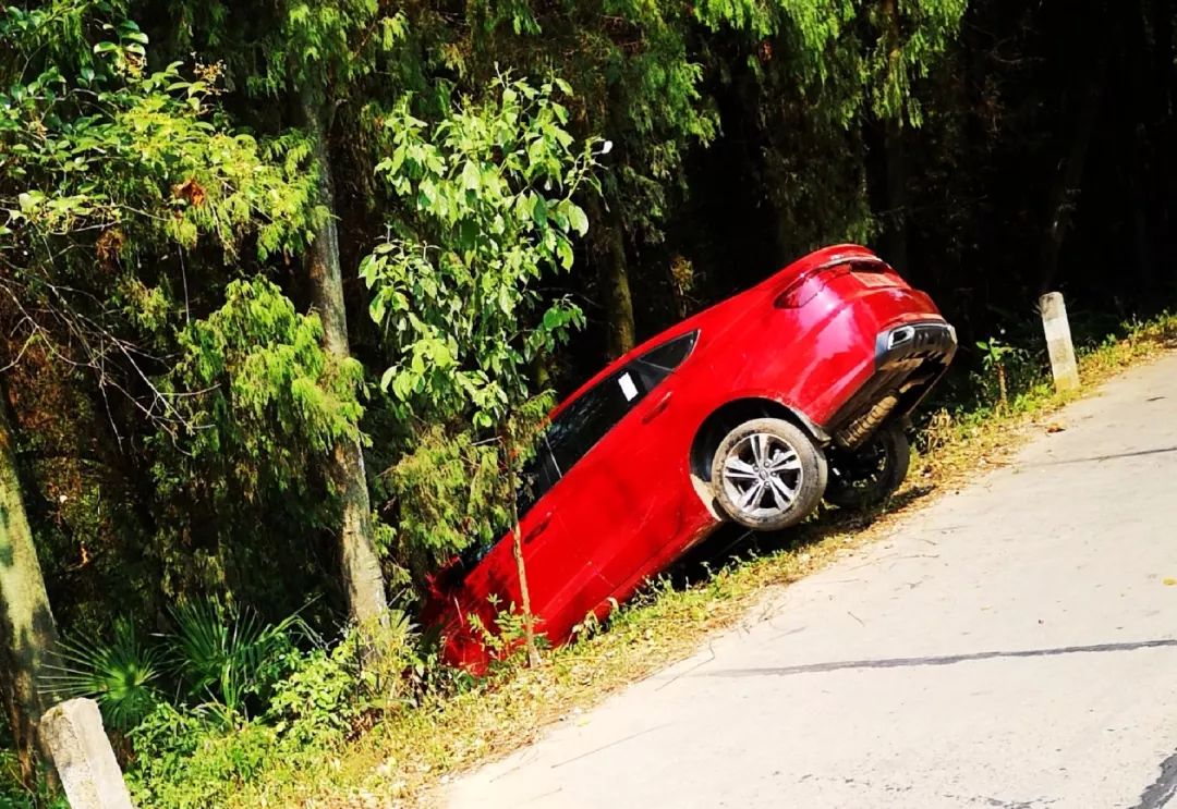 突发邵阳县乡间发生一起奇葩事故一小车像插葱般插在路边