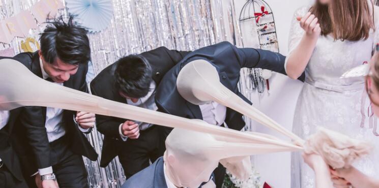 游戏道具:丝袜游戏玩法:将丝袜套在伴郎团头上,然后伴娘一齐扯下,扯下