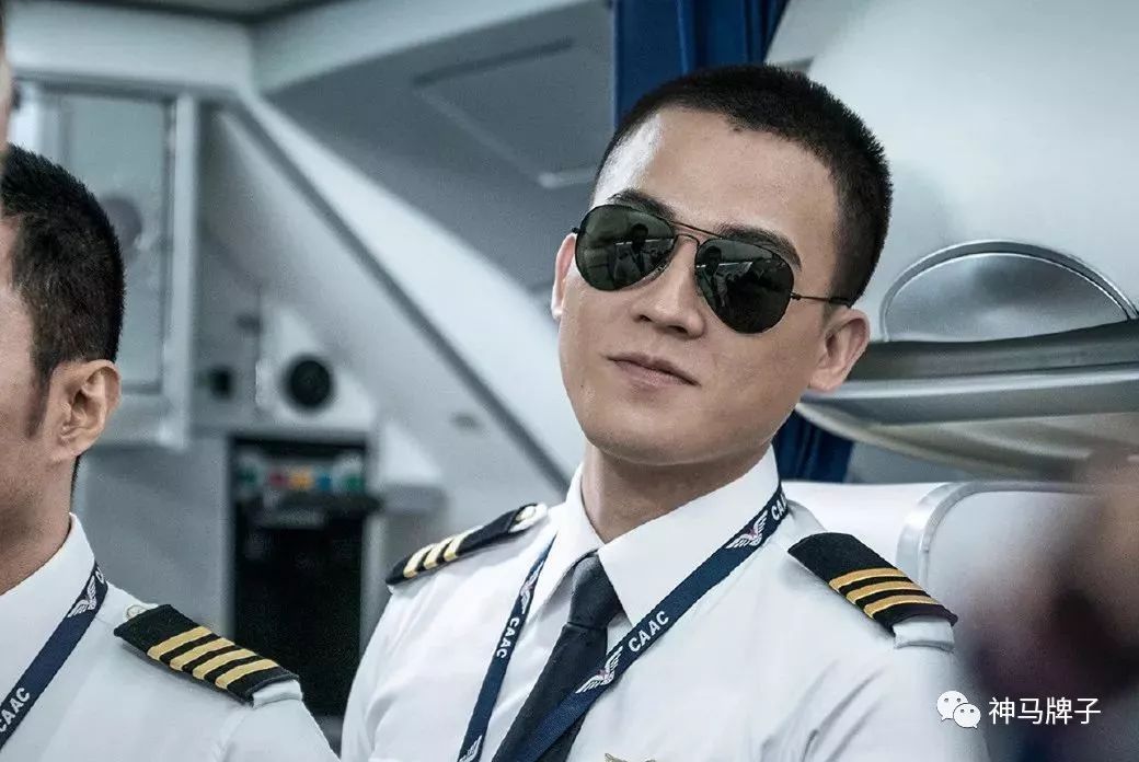 张涵予爱戴百年灵,袁泉穿空姐装抢镜.《中国机长》的装备也很厉害