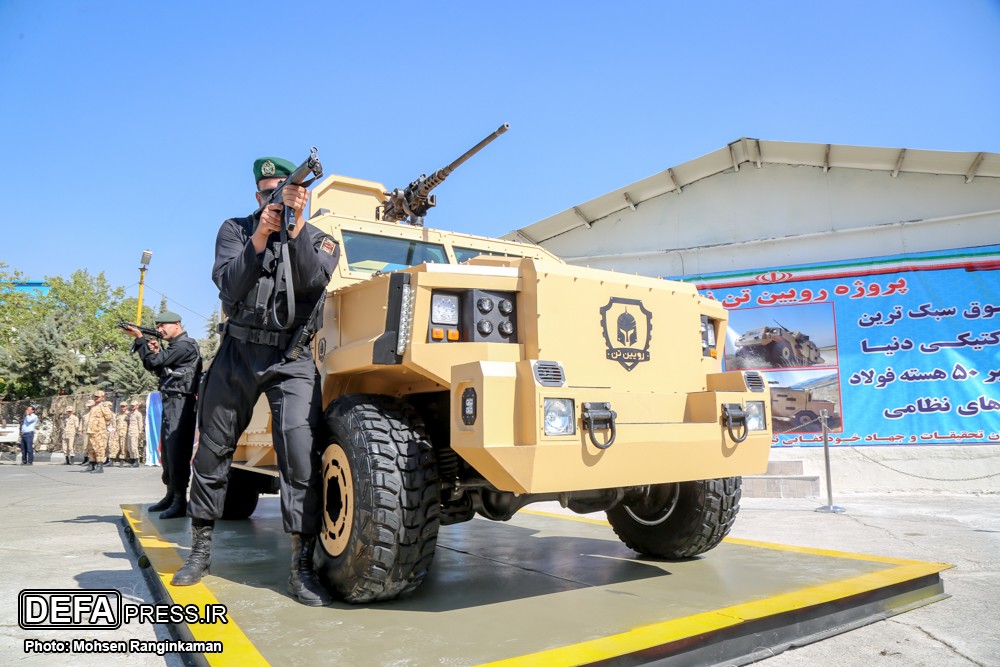 伊朗展示自研装甲车 造型方正装载重机枪