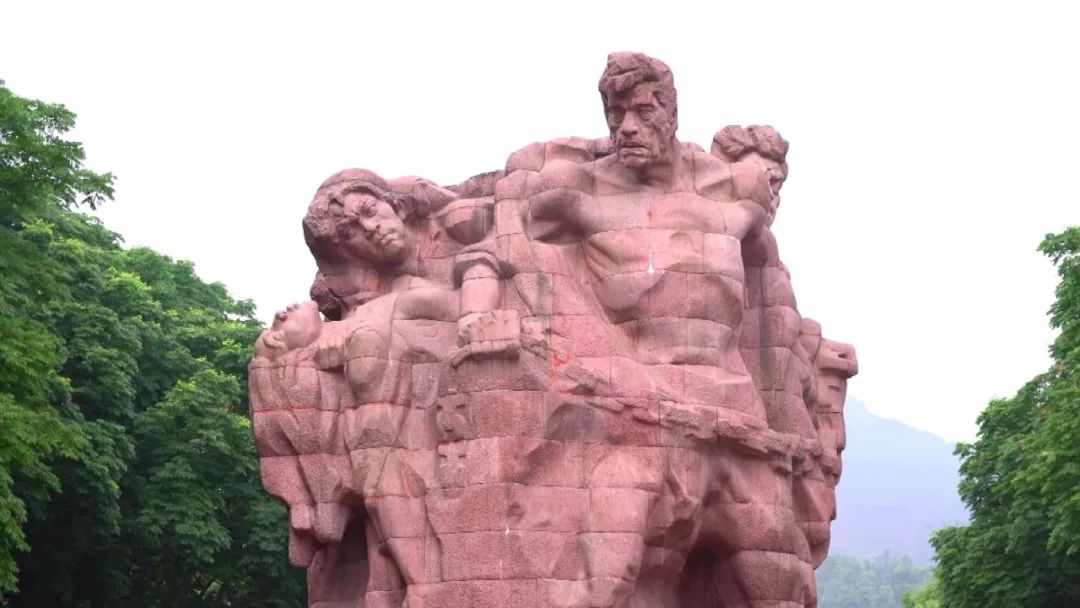 重庆 人民大礼堂广场从老人的病房向外望去,五星红旗高高飘扬在城市