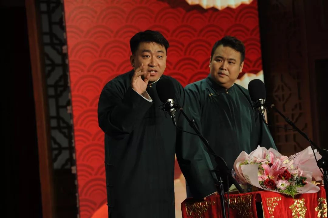 嘻哈包袱铺"班主"高晓攀搭档天津谦祥益的许健合作《铃铛谱》.