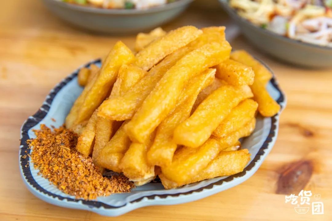 咬下去的时候感觉到豌豆粉被炸的香脆,可是里面却十分嫩滑,带着淡淡的