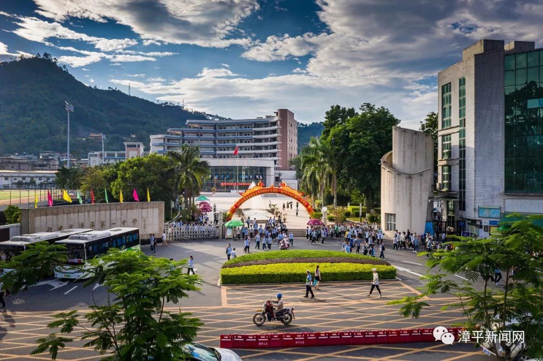 《漳平一中校门》 2019年6月6日 华荣丽摄返回搜狐,查看更多