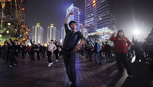 重庆观音桥的夜生活人群.题图来源:视觉中国