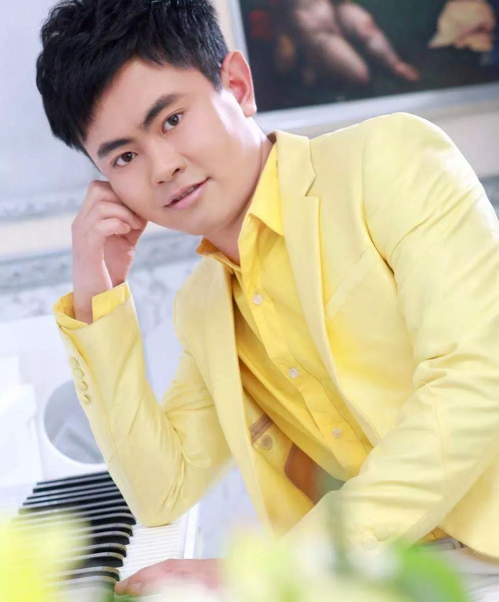 大家好,我是来自设计一中心的设计师梁军,非常高兴能被评为"八月优秀