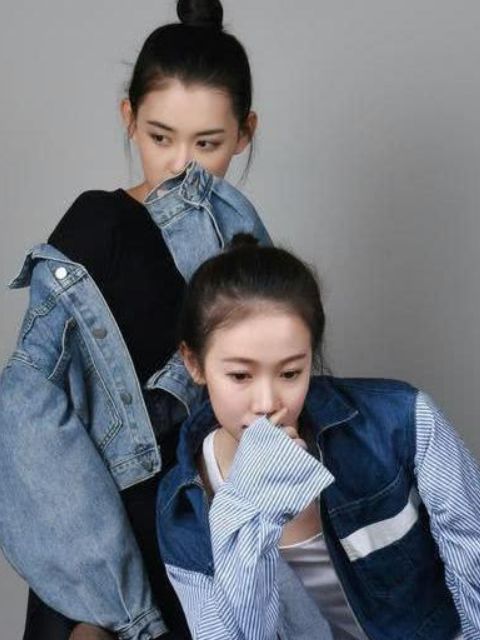 有种身高叫蒋依依和姐姐合照,谁注意姐姐的站姿?姐妹情深