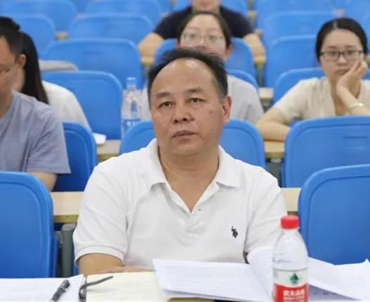 厦门五中教研室主任张永金老师对第二组课题进行点评我校历史教研组长