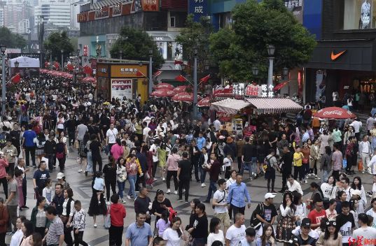 人人众众众山众众众海国庆的春熙路人气也太旺了吧