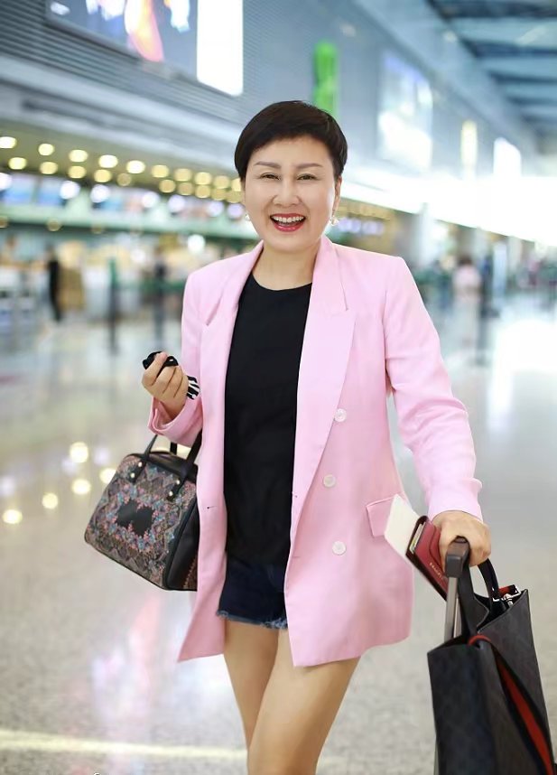 张凯丽又任性!56岁硬是穿得比16岁还嫩,看手就知是老年人