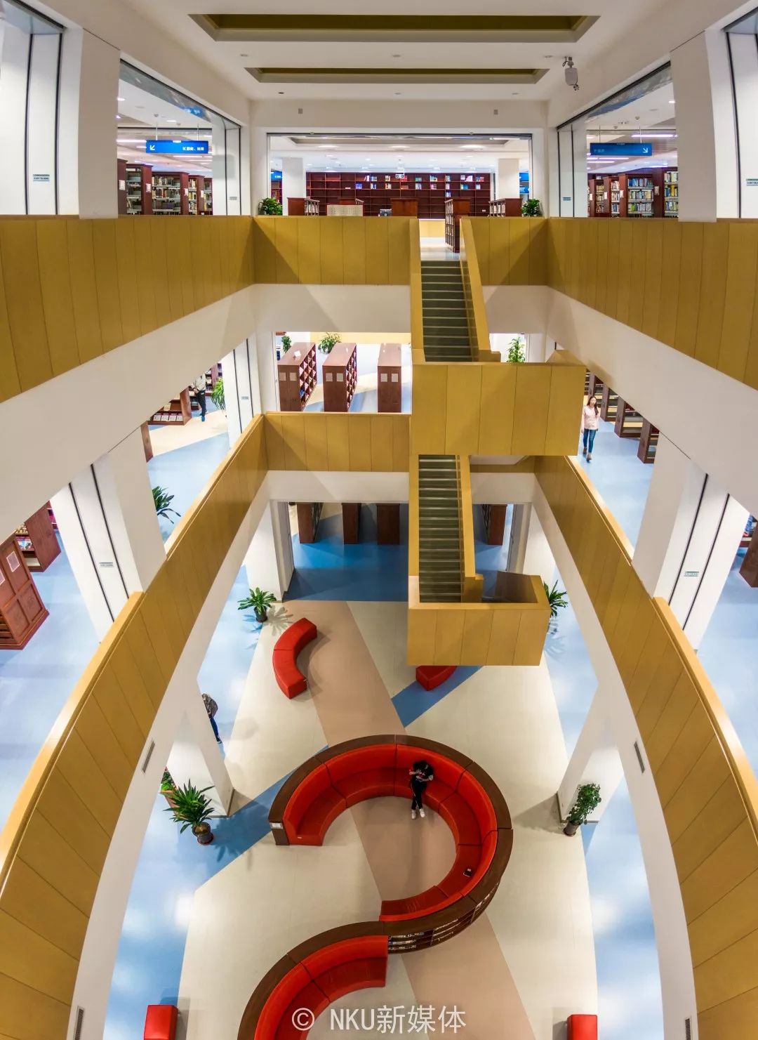 崭新图书馆营造舒适阅读环境