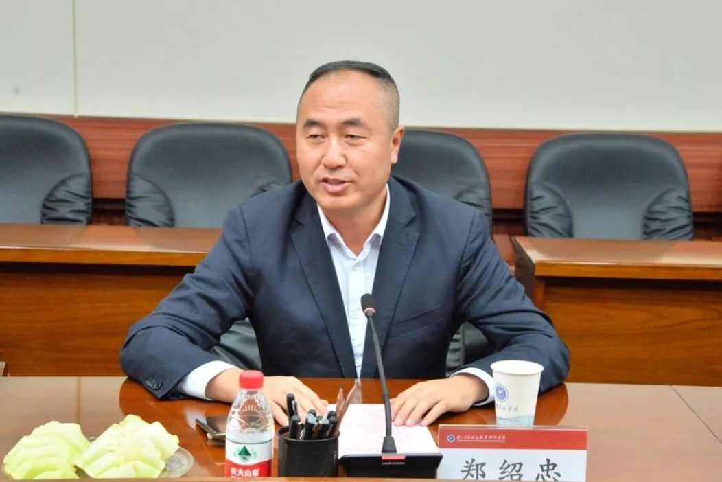 学院党委书记,院长郑绍忠对高空27班校友重返母校表示热烈欢迎,并对