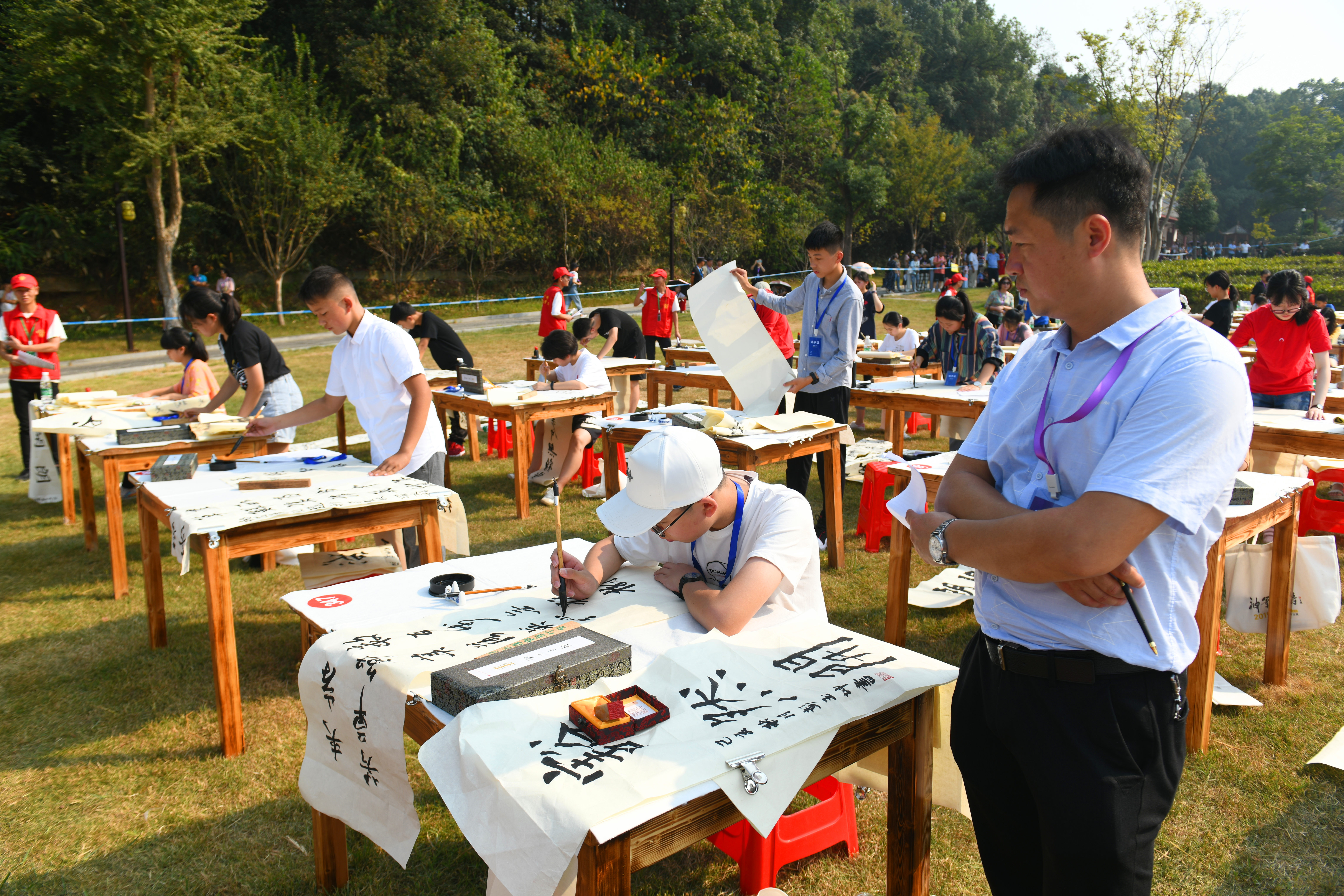 2019年神笔小将首届青少年书法展现场书写展示活动在常德桃花源举行