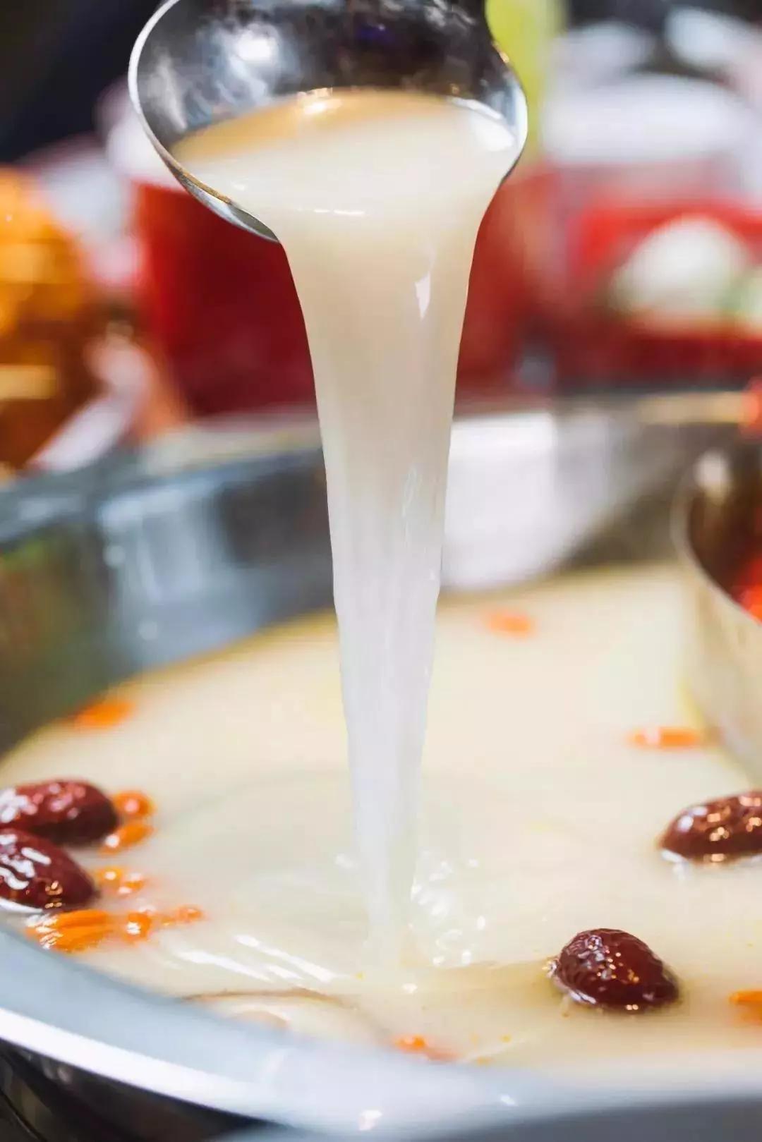 营养价值高由大骨老鸡和十几种中草药熬制48小时而成74大骨高汤锅底