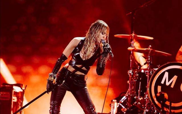 叛逆小天后麦莉承认新欢,认爱小4岁男友,离婚后放飞自我了?