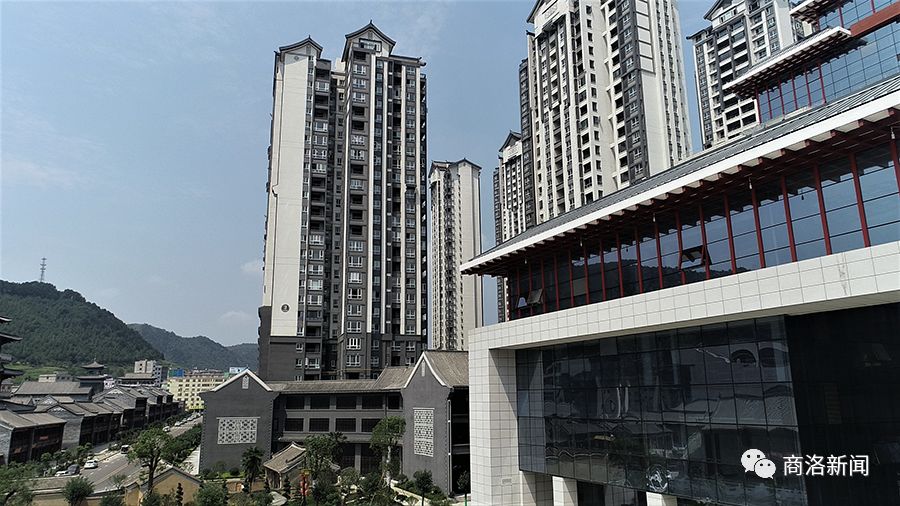 商南西街古城佳府仿古建筑群是集超市,影院,学校等为一体的大型综合