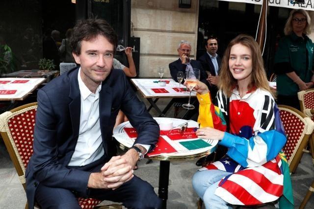 lv太子妃水果娜穿皮草看秀一身豪门媳妇打扮与老公高调晒恩爱