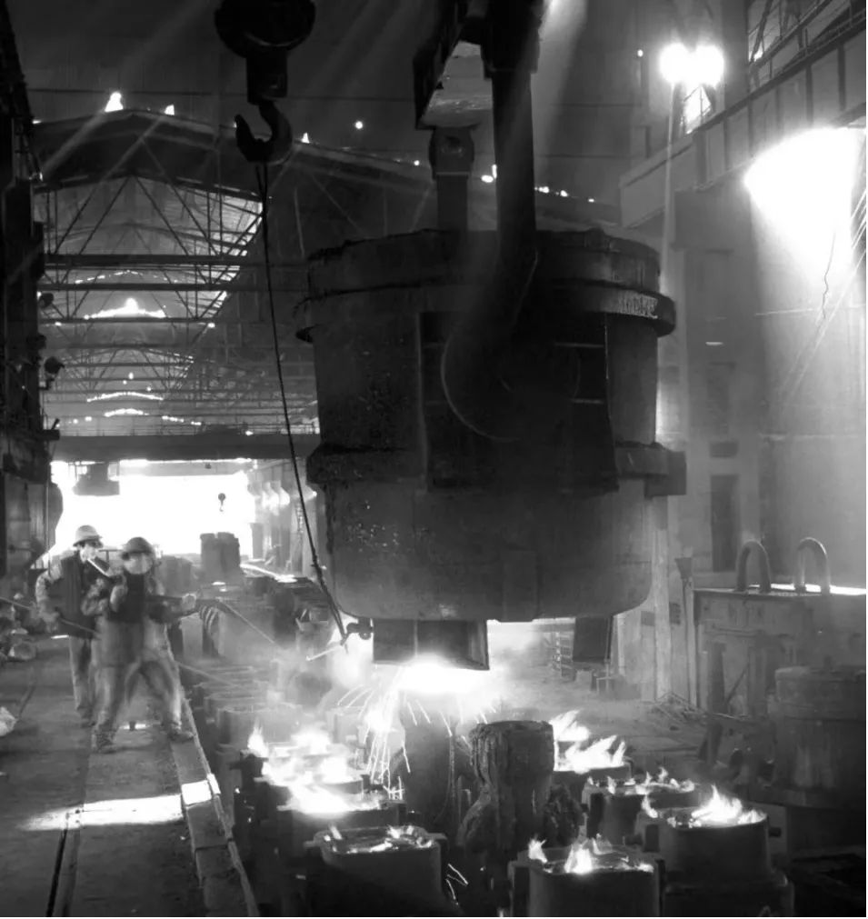 氧气顶吹转炉是炼钢生产发展的方向,在同样的规模和条件下,基建投资和