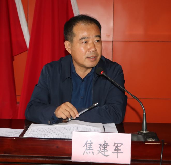 包村领导镇长焦建军现场进行点评,指出存在问题.