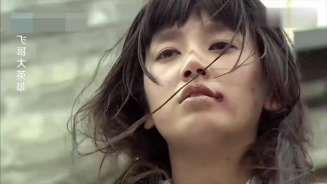 飞哥大英雄丁潇潇被挂城楼示众看到梁飞来救她委屈落泪