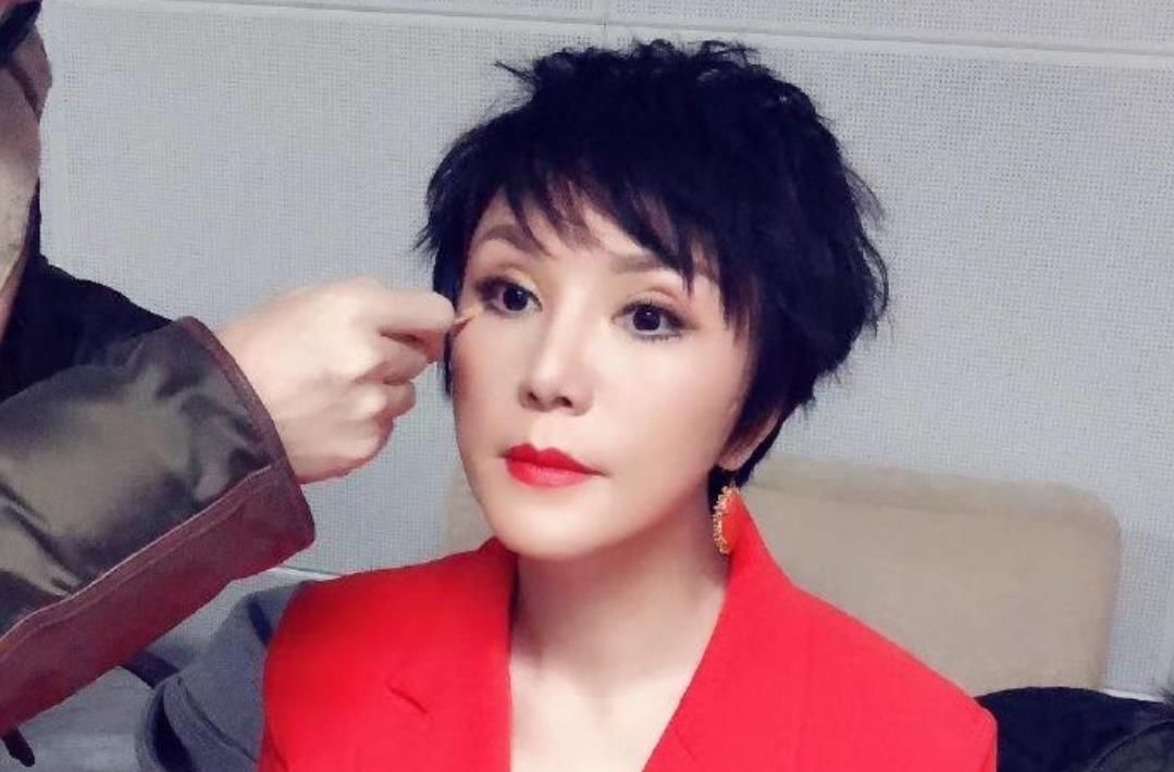 原创她曾实力不输韩红,却因耍大牌被央视封杀,如今只能靠走穴为生