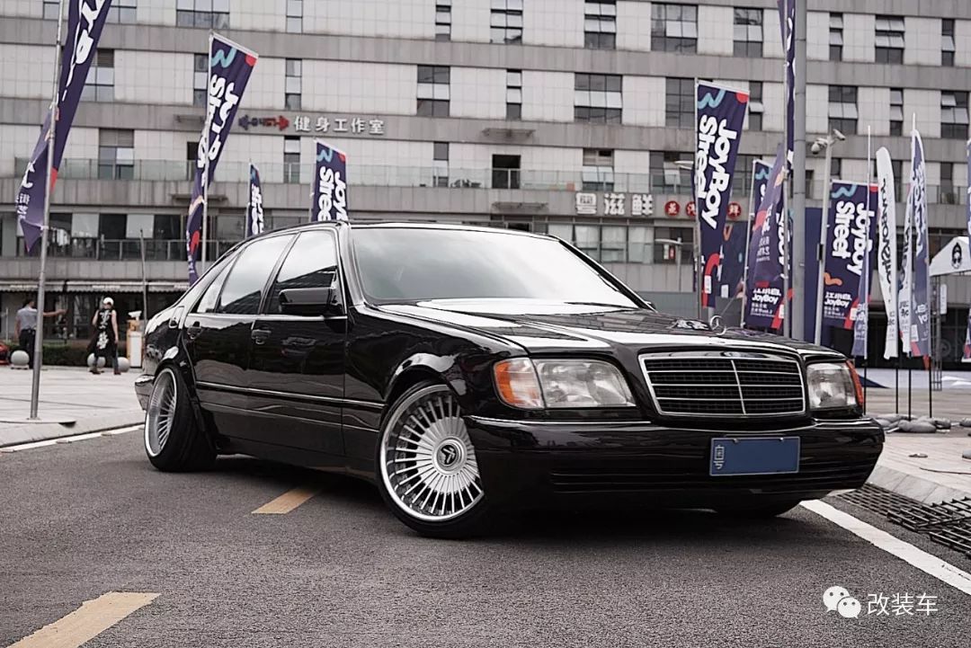 刺青师迷上日本黑帮vip文化奔驰虎头奔低趴姿态改装