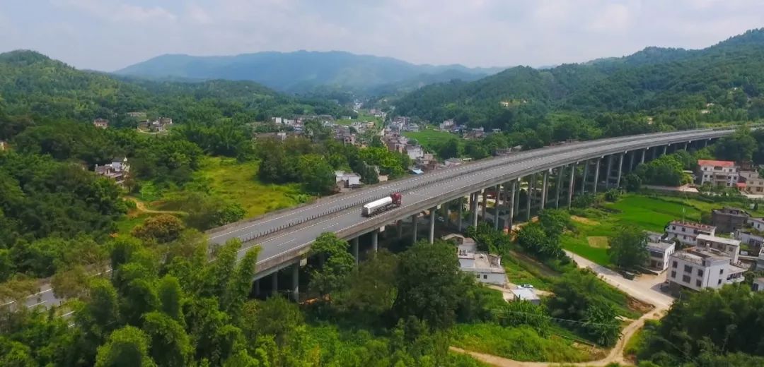 高速公路,国道,省道等"四通八达"的繁荣景象在国道g236线鲤麻尾路段